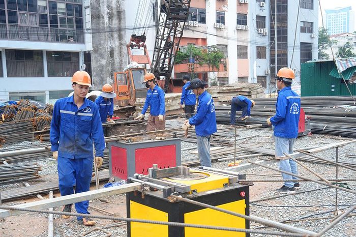 Công nhân thi công cầu vượt nút giao Nguyễn Chí Thanh thuộc dự án đường Vành đai 1 (đoạn Hoàng Cầu - Voi Phục).
