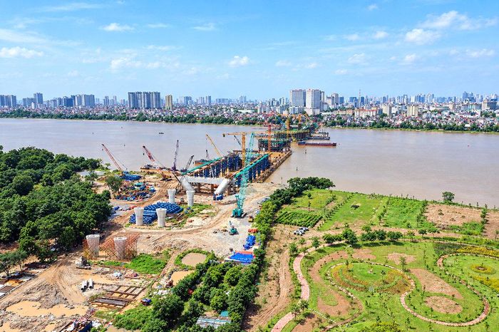 Cầu Trần Hưng Đạo và cầu dẫn dài 4,18km, điểm đầu tại ngã 5 Trần Hưng Đạo - Trần Thánh Tông, phường Cửa Nam - Hai Bà Trưng, điểm cuối nối với phố Nguyễn Sơn, phường Bồ Đề.