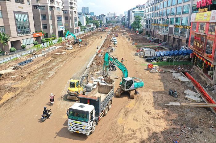 Công nhân thi công tuyến đường Vành đai 2,5.
