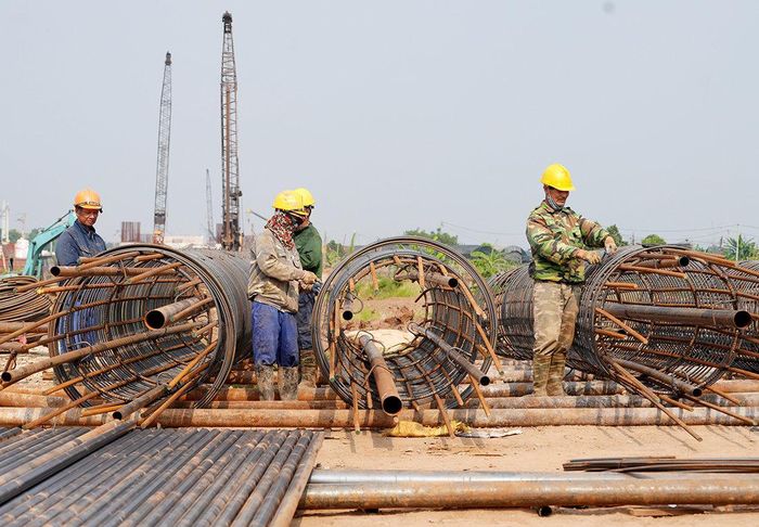 Nhộn nhịp trên công trường dự án cầu Ngọc Hồi.