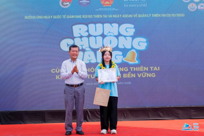 Đại diện Cục Quản lý đê điều và Phòng, chống thiên tai trao thưởng cuộc thi Rung Chuông Vàng. Ảnh: HNUE