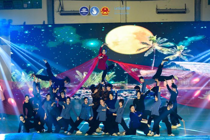 Một tiết mục tham gia cuộc thi Dance Storm - Vũ điệu ứng phó thiên tai. Ảnh: HNUE