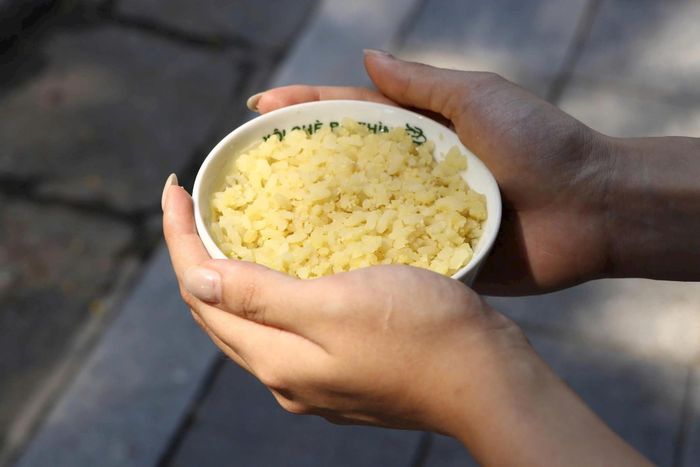 Xôi dẻo kết hợp cùng vị ngọt dịu của chè tạo nên nét hấp dẫn riêng của thức quà dân dã, gắn bó với ký ức ẩm thực của nhiều người Hà Nội. Ảnh: PV