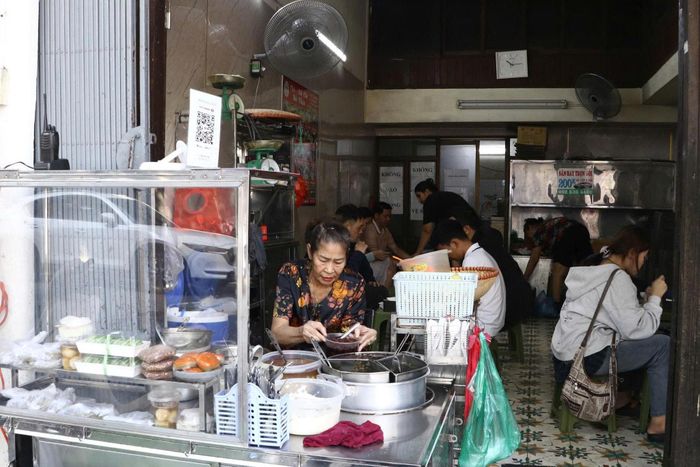 Không gian bên trong quán được bài trí giản dị, phục vụ nhu cầu thưởng thức xôi chè của thực khách tại khu phố cổ Hà Nội. Ảnh: PV