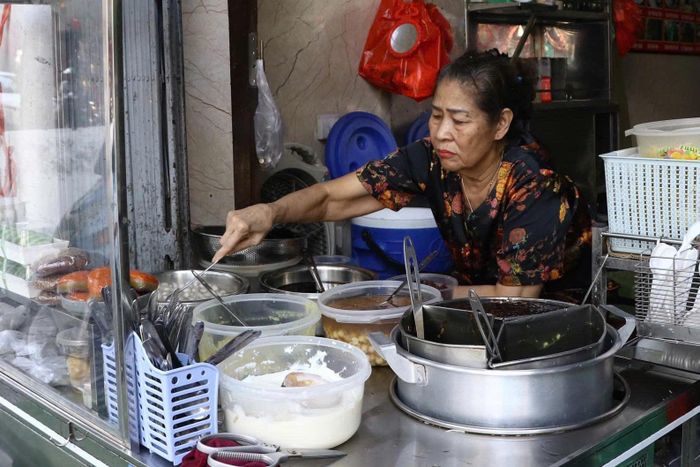 Từ gánh chè rong những năm 1930 đến hai cơ sở tại phố Hàng Bồ và phố Bát Đàn ngày nay, Xôi chè Bà Thìn tiếp tục duy trì hoạt động qua nhiều thế hệ. Đại diện quán chia sẻ: “Gánh chè là tâm huyết của cả gia đình, còn người tìm ăn thì mình còn nấu để không làm mất đi một thức quà quen thuộc của Hà Nội xưa”. Ảnh: PV
