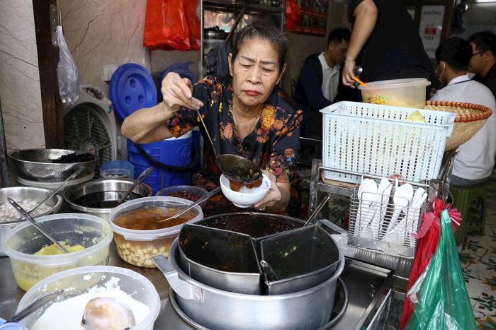 Từ khâu chuẩn bị đến khi phục vụ thực khách, những thao tác quen thuộc được duy trì, góp phần giữ nhịp sống của một hàng quà lâu năm giữa phố phường Hà Nội. Ảnh: PV