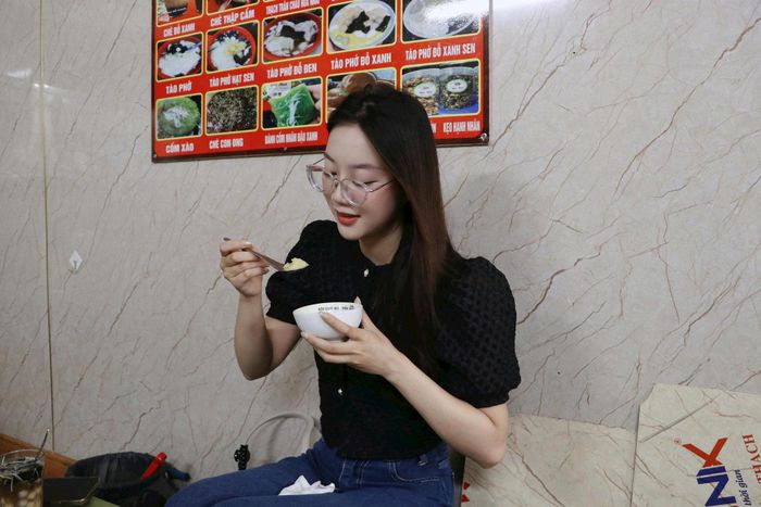 Không chỉ có những thực khách lớn tuổi, quán còn thu hút người trẻ muốn khám phá hương vị ẩm thực Hà Nội xưa. Bạn Trần Diễm Quỳnh (20 tuổi, Hà Nội) chia sẻ: “Mình thực sự muốn trải nghiệm và tìm hiểu xem người Hà Nội xưa đã thưởng thức và gìn giữ nếp sống ẩm thực rất riêng ấy ra sao”. Ảnh: PV