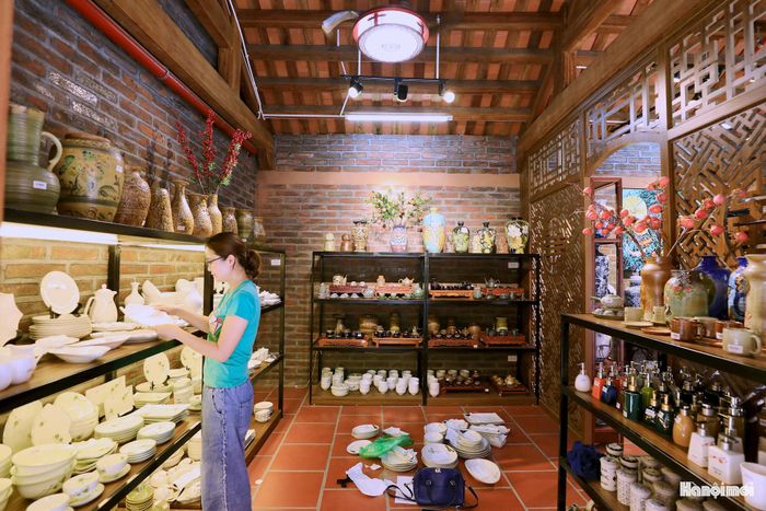 Việc gắn kết công nghiệp văn hóa với du lịch trải nghiệm di sản tại Bát Tràng không chỉ mang lại hiệu quả kinh tế bền vững mà còn tạo động lực để Thủ đô Hà Nội tiếp tục nhân rộng mô hình làng nghề sáng tạo, nâng cao vị thế văn hóa Việt Nam trên trường quốc tế.