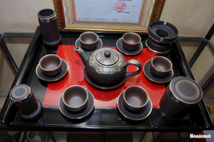 Những sản phẩm gốm sứ không chỉ tinh tế về hình thức mà còn đa dạng về mẫu mã, từ đó ngày càng thu hút sự quan tâm của người tiêu dùng trong và ngoài nước. Bên cạnh việc gìn giữ hồn cốt truyền thống, thế hệ làm nghề hiện đại tại Bát Tràng đã chủ động điều chỉnh kiểu dáng, dung tích và hoa văn nhằm giúp gốm hiện diện hài hòa trong các căn hộ, khách sạn và nhà hàng cao cấp trên khắp thế giới. (Ảnh: ấm tử sa cao cấp của Bát Tràng)