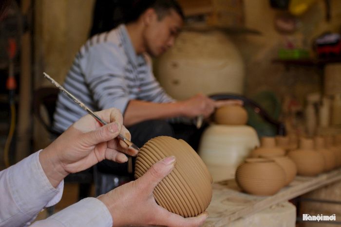 Gốm Bát Tràng được làm từ kỹ thuật tạo men và nung lò vô cùng tỉ mỉ, chuẩn xác đã mang đến sự hài hòa cả về hình thể lẫn màu sắc của gốm, là nơi giao thoa nghề gốm truyền thống và hiện đại của Việt Nam.