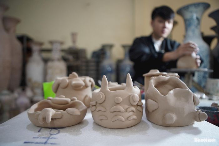 Thoát khỏi mô hình gia công đơn thuần hay sản xuất nhỏ lẻ, Bát Tràng đang từng bước chuyển mình thành một trung tâm di sản và nghệ thuật thủ công cao cấp, phát triển dựa trên 3 trục: Thủ công - di sản, Văn hóa - trải nghiệm và Phát triển bền vững.