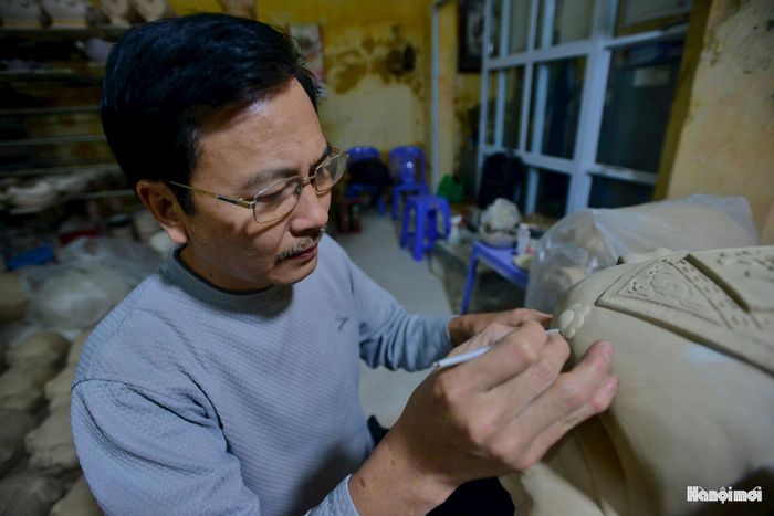Tinh hoa gốm Bát Tràng đúc kết từ cốt đất trắng ngà cùng kỹ thuật chế tác thủ công tinh xảo như be con chạch, đắp, khắc và vẽ tay tỉ mỉ, đòi hỏi kinh nghiệm, sự khéo léo cùng tình yêu nghề được lưu giữ qua nhiều thế hệ.