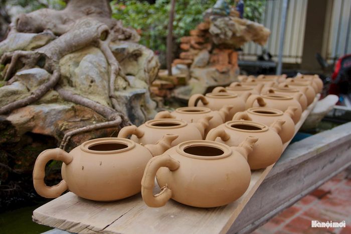 Để vươn mạnh ra thế giới, các sản phẩm gốm Bát Tràng đáp ứng đầy đủ các tiêu chuẩn kỹ thuật nghiêm ngặt: độ chịu lực, chịu nhiệt cao, an toàn khi dùng trong lò vi sóng hay môi trường nhiệt độ âm, an toàn sức khỏe không chứa chì, cadimi và độ đồng đều đạt trên 97%.