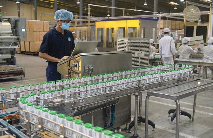 Các doanh nghiệp dưới sự chèo lái của doanh nhân đã đưa nền kinh tế Việt Nam lọt vào tốp 40 nền kinh tế lớn nhất toàn cầu. Trong ảnh: Dây chuyền sản xuất tại Công ty cổ phần Sữa Việt Nam (Vinamilk). Ảnh: Trọng Hiếu