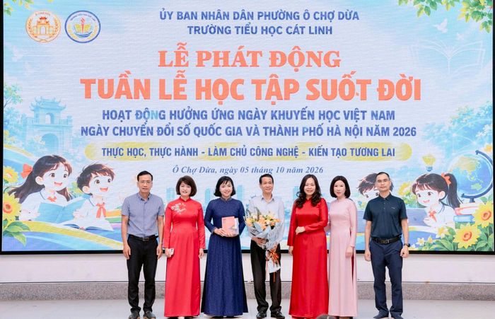 Đại biểu tham dự lễ phát động Tuần lễ học tập suốt đời tại Trường Tiểu học Cát Linh, gắn với hoạt động hưởng ứng Ngày Chuyển đổi số quốc gia năm 2026. Ảnh: H.Duy
