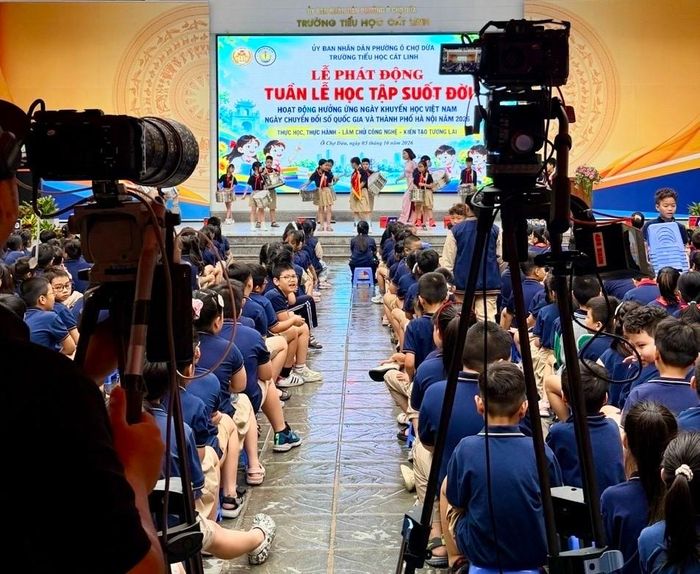 Hoạt động hưởng ứng Tuần lễ học tập suốt đời tại Trường Tiểu học Cát Linh được ghi hình, lan tỏa đến cộng đồng qua nền tảng số. Ảnh: H.Duy