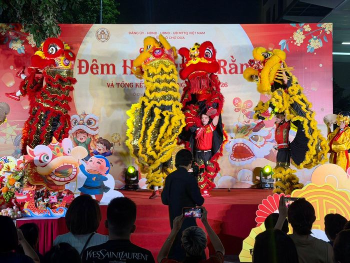Tiết mục múa lân tại chương trình “Đêm hội trăng rằm” thu hút sự quan tâm của đông đảo người dân. Ảnh: H.Duy