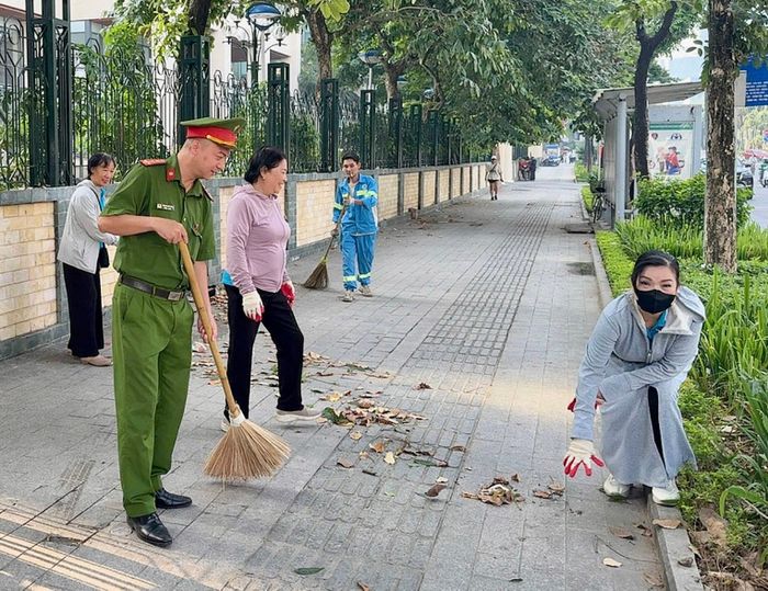 Đảm bảo công tác vệ sinh môi trường tại các tuyến đường, ngõ phố trên địa bàn phường Ngọc Hà. Ảnh: Duy Khánh