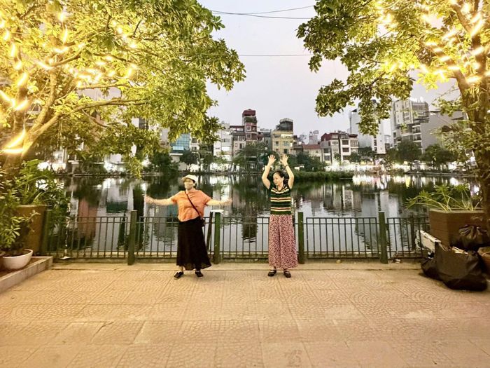 Người dân đã có thêm nhiều không gian để vui chơi, hóng mát ven hồ Đầm Tròn, hình ảnh ngày 11-10. Ảnh: QV