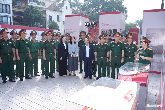 Các đại biểu tham quan triển lãm. Ảnh: Phạm Mạnh