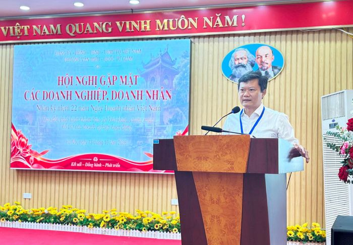 Phó Bí thư Đảng ủy, Chủ tịch UBND phường Văn Miếu - Quốc Tử Giám Hà Anh Tuấn trực tiếp giải đáp một số ý kiến, kiến nghị của doanh nghiệp. Ảnh: Vân Hà