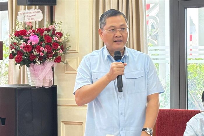 Bí thư Đảng ủy phường Văn Miếu - Quốc Tử Giám Vũ Xuân Hùng chủ trì nội dung trao đổi giữa doanh nghiệp với chính quyền. Ảnh: Vân Hà