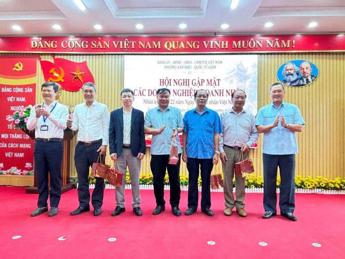 Nhân dịp kỷ niệm 22 năm Ngày Doanh nhân Việt Nam, lãnh đạo phường Văn Miếu - Quốc Tử Giám trao quà tôn vinh các doanh nghiệp tiêu biểu trên địa bàn. Ảnh: Vân Hà
