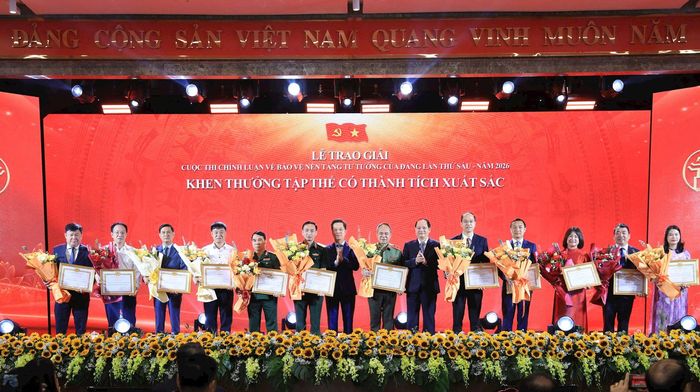 Trưởng ban Tổ chức Thành ủy Vũ Đăng Định và Trưởng ban Tuyên giáo Thành ủy Nguyễn Doãn Toản trao Bằng khen của Ban Thường vụ Thành ủy tặng các tập thể xuất sắc trong cuộc thi. Ảnh: Quang Thái