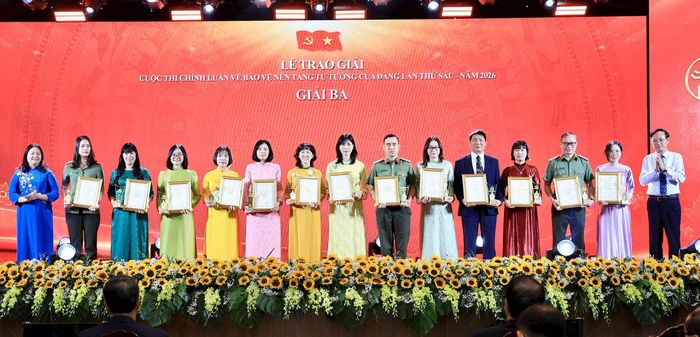 Nhóm tác giả đoạt giải Ba của Cuộc thi. Ảnh: Quang Thái