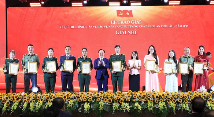 Ban tổ chức trao giải Nhì cho các tác giả. Ảnh: Quang Thái