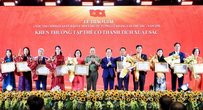 Phó Chủ tịch Thường trực HĐND thành phố Trần Thế Cương và Giám đốc Công an thành phố Nguyễn Thanh Tùng trao Bằng khen của Ban Thường vụ Thành ủy tặng các tập thể xuất sắc trong cuộc thi. Ảnh: Quang Thái