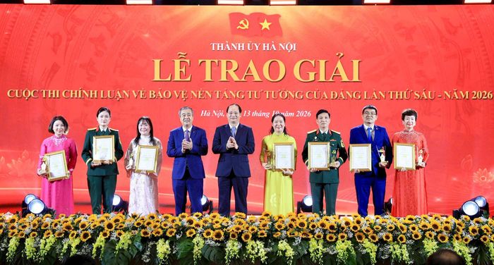 Phó Trưởng ban Tuyên giáo Trung ương Ngô Đông Hải và Trưởng ban Tuyên giáo Thành ủy Nguyễn Doãn Toản trao 7 giải Nhất cho các tác giả. Ảnh: Quang Thái