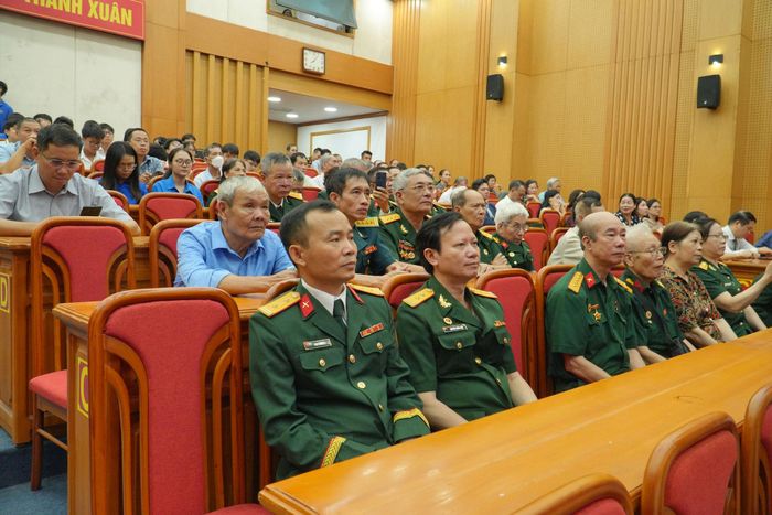 Đại biểu, cán bộ, chiến sĩ và các thế hệ quân nhân tham dự buổi gặp mặt kỷ niệm 80 năm Ngày truyền thống Lực lượng vũ trang Thủ đô tại phường Thanh Xuân. Ảnh: Tùng Lâm