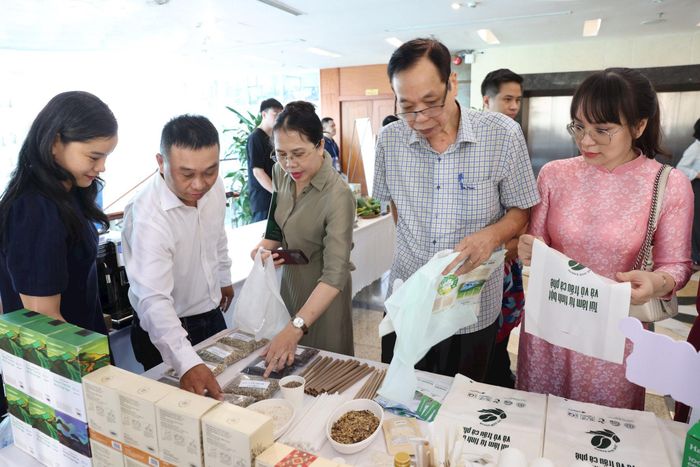 Các siêu thị sẵn sàng tiếp nhận sản phẩm thân thiện với môi trường từ nhà sản xuất, nhưng nhiều sản phẩm hiện có giá thành cao nên khó cạnh tranh. Ảnh: PV