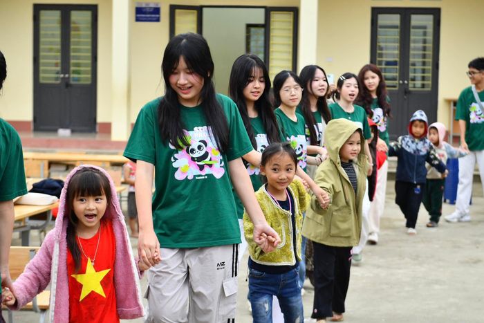 Năm 2026, chương trình đến điểm trường Lũng Hoài, trao tặng nhiều đồ dùng sinh hoạt, sách vở cùng 20 triệu đồng cho nhà trường và các em nhỏ. Ảnh: Ban tổ chức