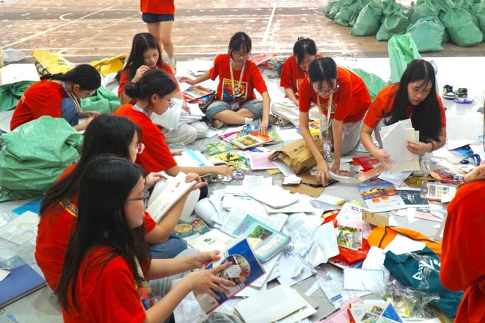Các thành viên tổ chức phân loại sách cũ để tái chế, bán lại tại hội chợ The Phe. Ảnh: Minh Hà