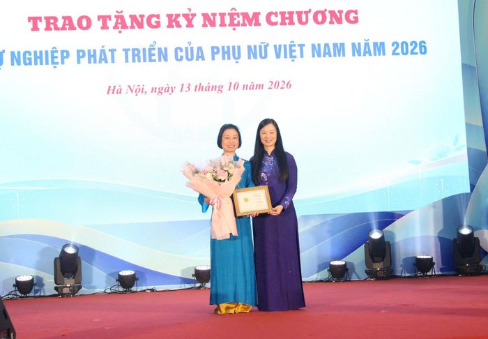 Phó Chủ tịch Trung ương Hội LHPN Việt Nam Nguyễn Thị Thu Hiền, trao Kỷ niệm chương cho Phó Chủ tịch HĐND thành phố Hà Nội Phạm Thị Thanh Mai. Ảnh: Nguyệt Ánh