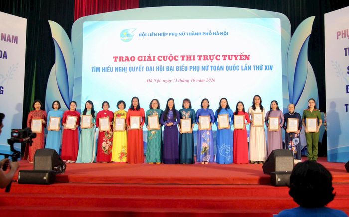 Trao giải Cuộc thi trực tuyến “Tìm hiểu Nghị quyết Đại hội đại biểu phụ nữ toàn quốc lần thứ XIV”. Ảnh: Nguyệt Ánh