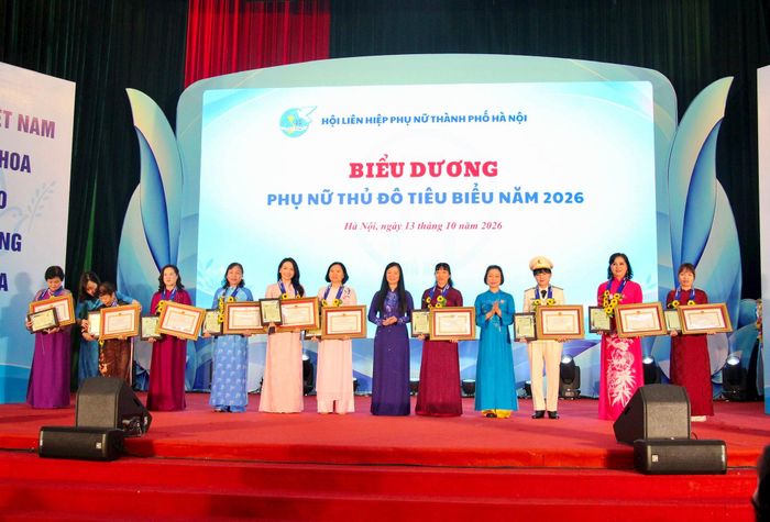 Phó Chủ tịch Trung ương Hội LHPN Việt Nam Nguyễn Thị Thu Hiền và Phó Chủ tịch HĐND thành phố Hà Nội Phạm Thị Thanh Mai trao khen thưởng cho phụ nữ Thủ đô tiêu biểu. Ảnh: Nguyệt Ánh