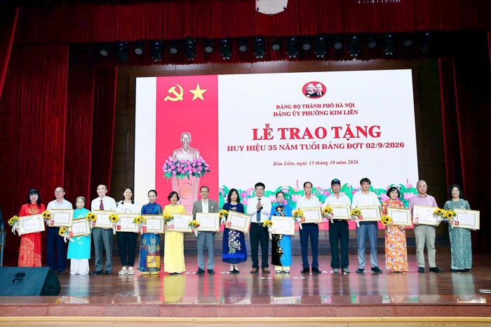 Lãnh đạo phường Kim Liên trao Huy hiệu Đảng tặng các đảng viên. Ảnh: PV