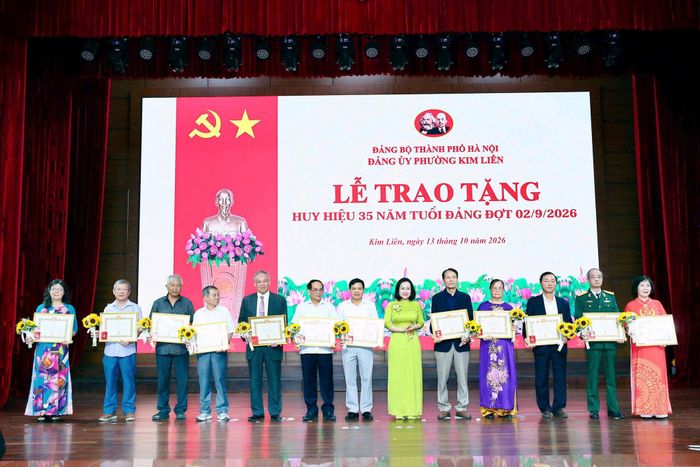 Lãnh đạo phường Kim Liên trao Huy hiệu Đảng tặng các đảng viên. Ảnh: PV