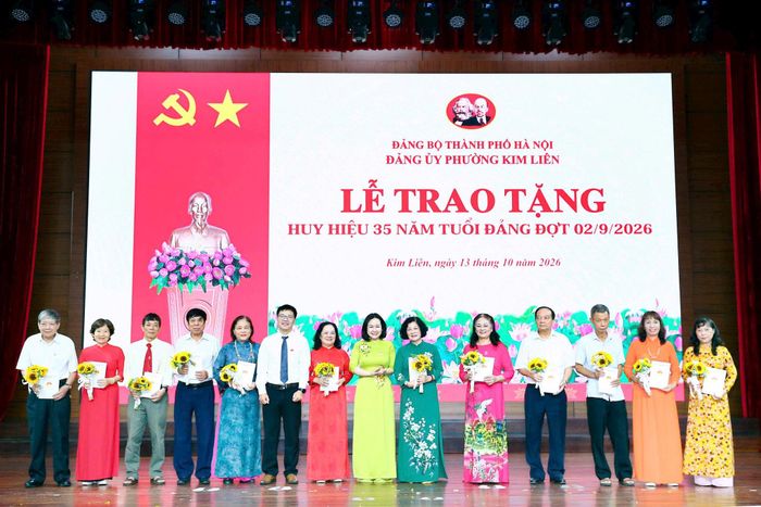 Lãnh đạo phường Kim Liên trao quà tri ân cho các cán bộ cơ sở. Ảnh: PV