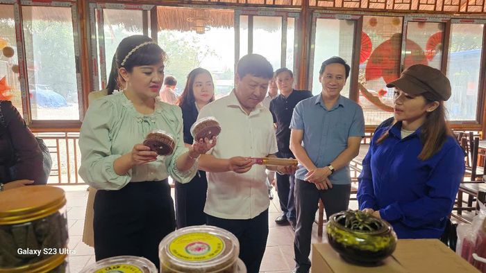 Đoàn kiểm tra khảo sát điểm du lịch làng nghề tăm hương Quảng Phú Cầu. Ảnh: Thanh Hiền