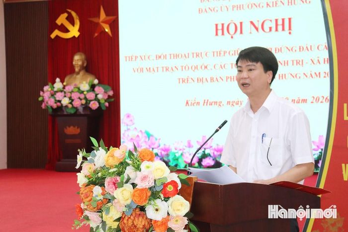 Đồng chí Nguyễn Tiến Quyết, Bí thư Đảng ủy, Chủ tịch HĐND phường Kiến Hưng phát biểu kết luận, yêu cầu nâng cao trách nhiệm, đẩy nhanh tiến độ giải quyết kiến nghị của nhân dân. Ảnh: Tuấn Điệp