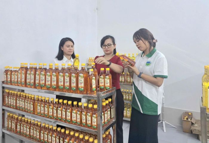Sản phẩm dầu ăn lạc, vừng, đậu nành của Hợp tác xã Nông nghiệp và sản xuất Khánh Lâm - xã Vật Lại