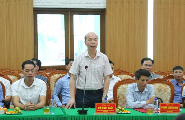 Phó Hiệu trưởng Trường Chính trị Vũ Văn Hiếu Đỗ Minh Tuấn cảm ơn sự đón tiếp chu đáo, chân thành của lãnh đạo và cán bộ xã Thư Lâm. Ảnh: Cao Kỳ