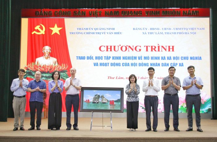 Đảng ủy, HĐND, UBND, Ủy ban MTTQ Việt Nam xã Thư Lâm tặng quà lưu niệm cho Đoàn công tác. Ảnh: Cao Kỳ