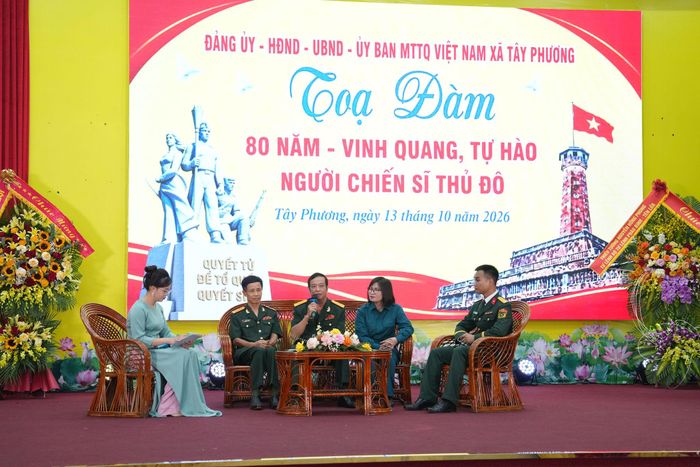 Tại tọa đàm, các khách mời đã chia sẻ tinh thần chiến đấu bất khuất, ý chí kiên cường và sự hy sinh của các thế hệ cán bộ, chiến sĩ LLVT Thủ đô. Ảnh: Công Phương