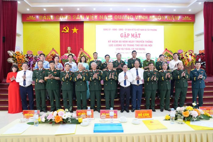 Các đại biểu chụp ảnh lưu niệm. Ảnh: Công Phương