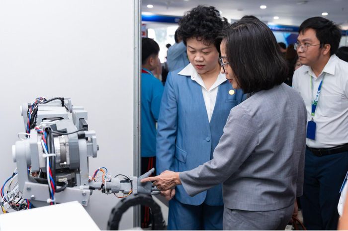Phó Tổng Giám đốc Đại học Phenikaa Chu Cẩm Thơ và Phó Giám đốc Sở Khoa học và Công nghệ Hà Nội Nguyễn Tố Quyên tại Triển lãm Robot 2026. Ảnh: Phenikaa